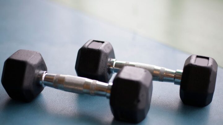 Adjustable Dumbbells vs Rubber Hex Sets for Home Gyms