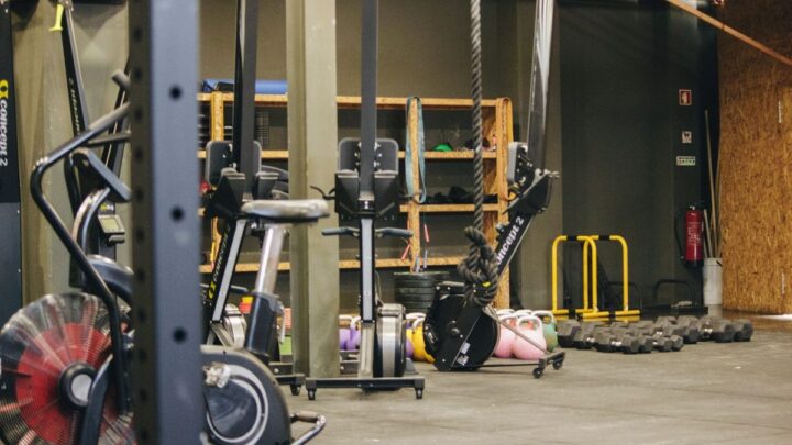 Smith Machine vs Power Rack: Which Fits Your Home Gym?